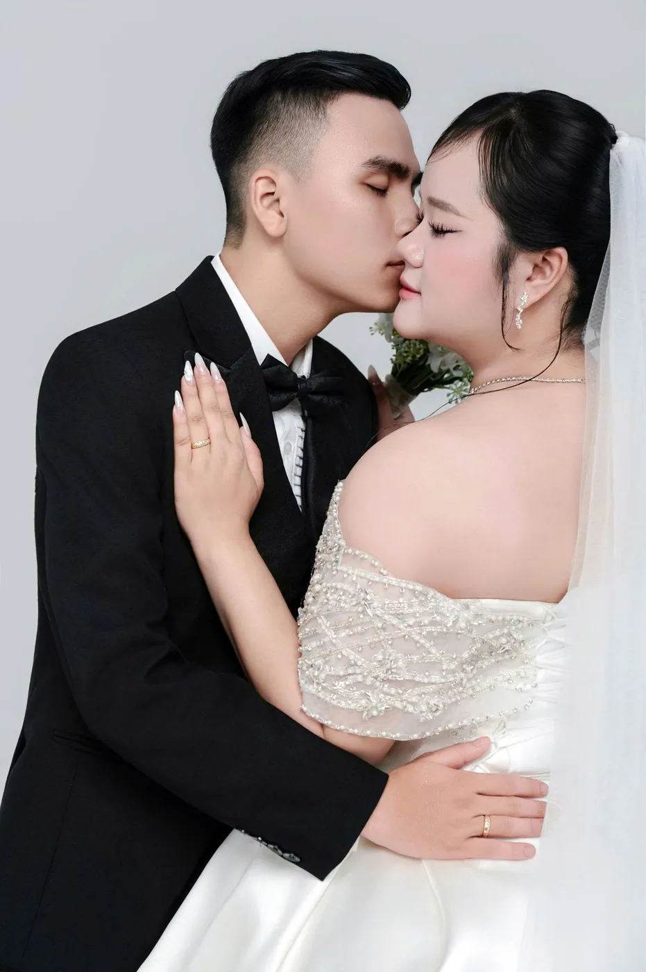 Văn Thảo hôn Tuyết Cầm trong ảnh studio
